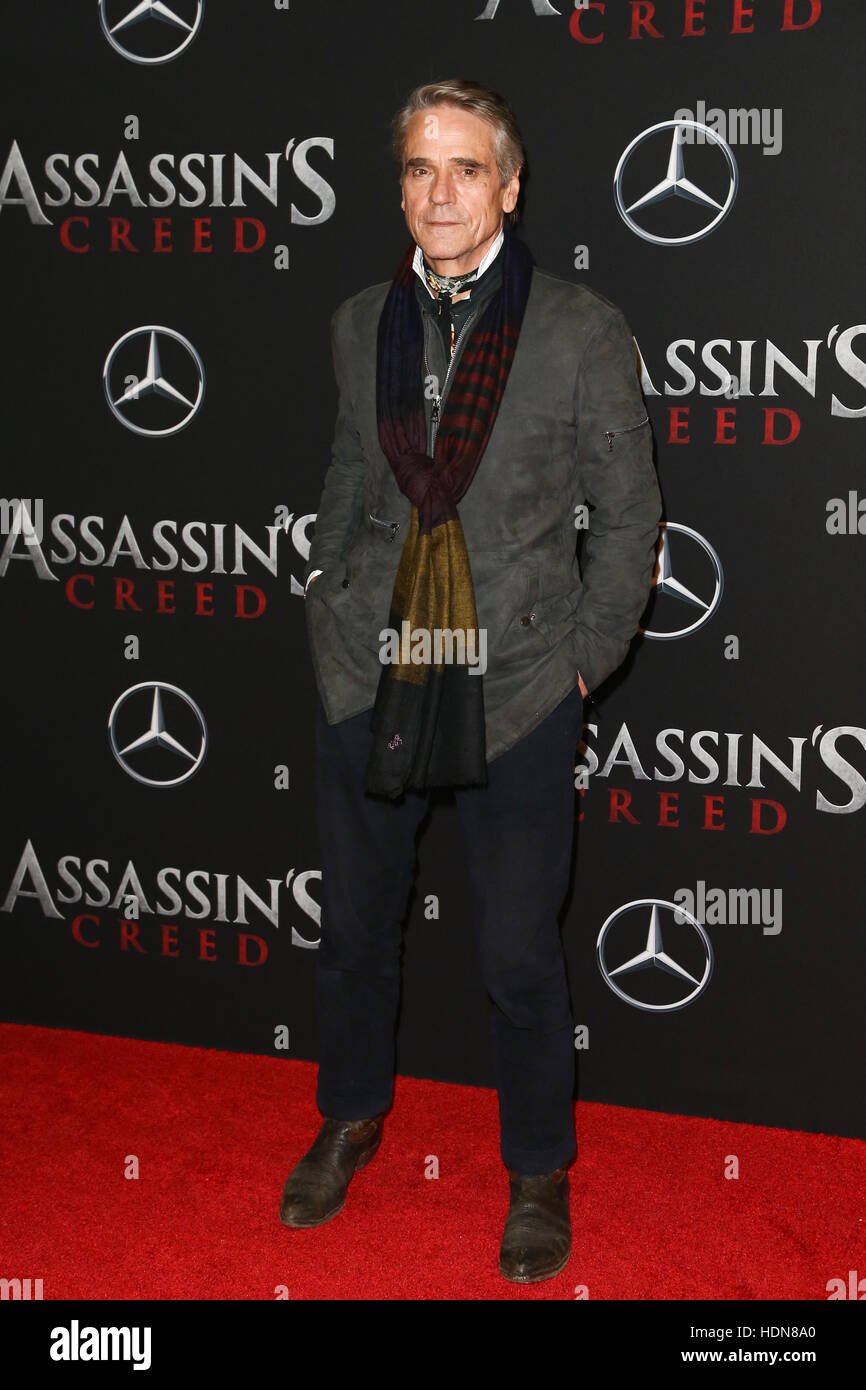 New York, Stati Uniti d'America. 13 dicembre, 2016. Jeremy Irons assiste lo screening di 'Assassin 's Creed' a AMC impero su dicembre 13, 2016 in New York City. Credito: Debby Wong/Alamy Live News Foto Stock