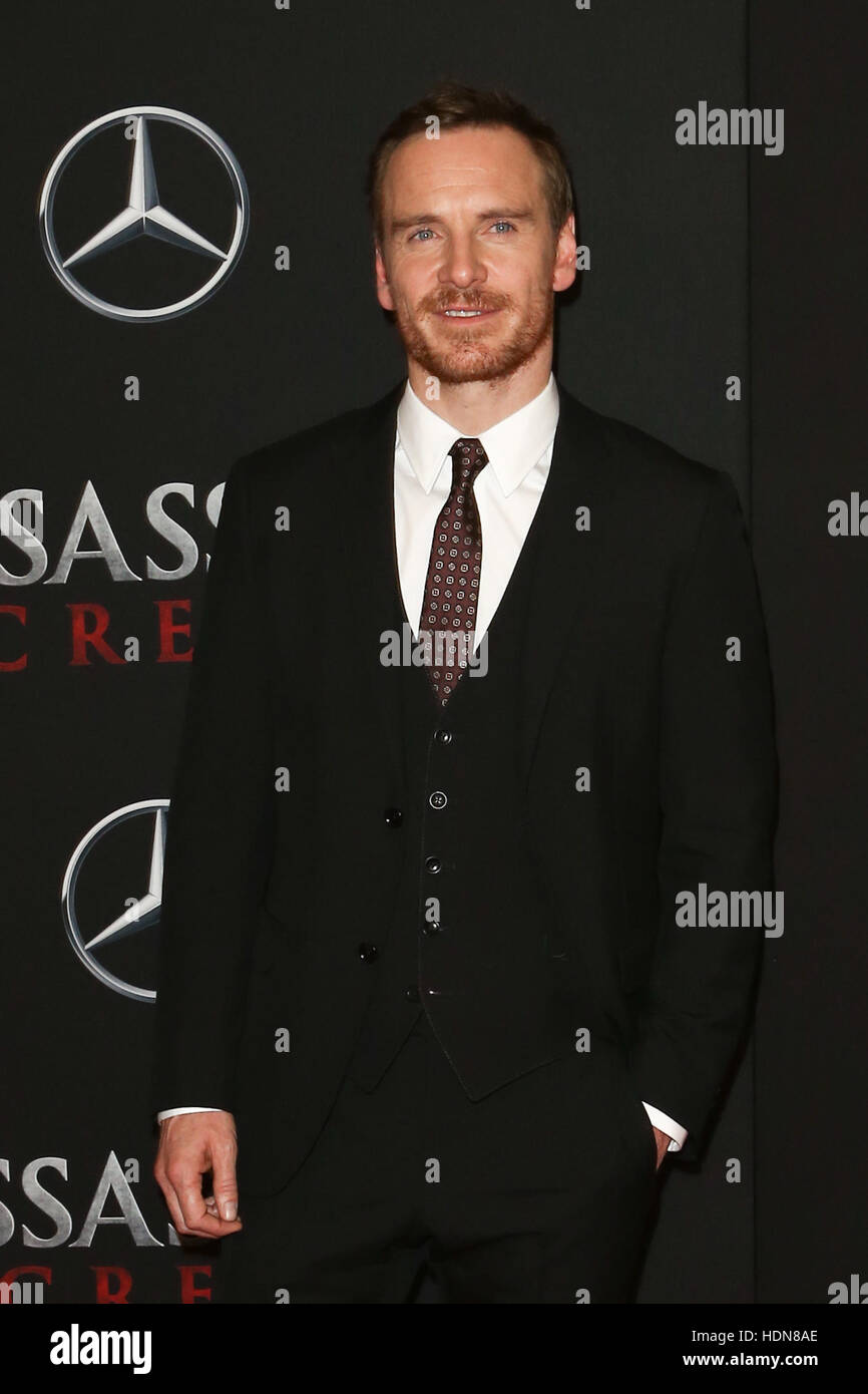 New York, Stati Uniti d'America. 13 dicembre, 2016. Michael Fassbender assiste lo screening di 'Assassin 's Creed' a AMC impero su dicembre 13, 2016 in New York City. Credito: Debby Wong/Alamy Live News Foto Stock