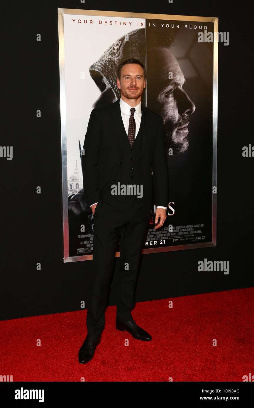 New York, Stati Uniti d'America. 13 dicembre, 2016. Michael Fassbender assiste lo screening di 'Assassin 's Creed' a AMC impero su dicembre 13, 2016 in New York City. Credito: Debby Wong/Alamy Live News Foto Stock