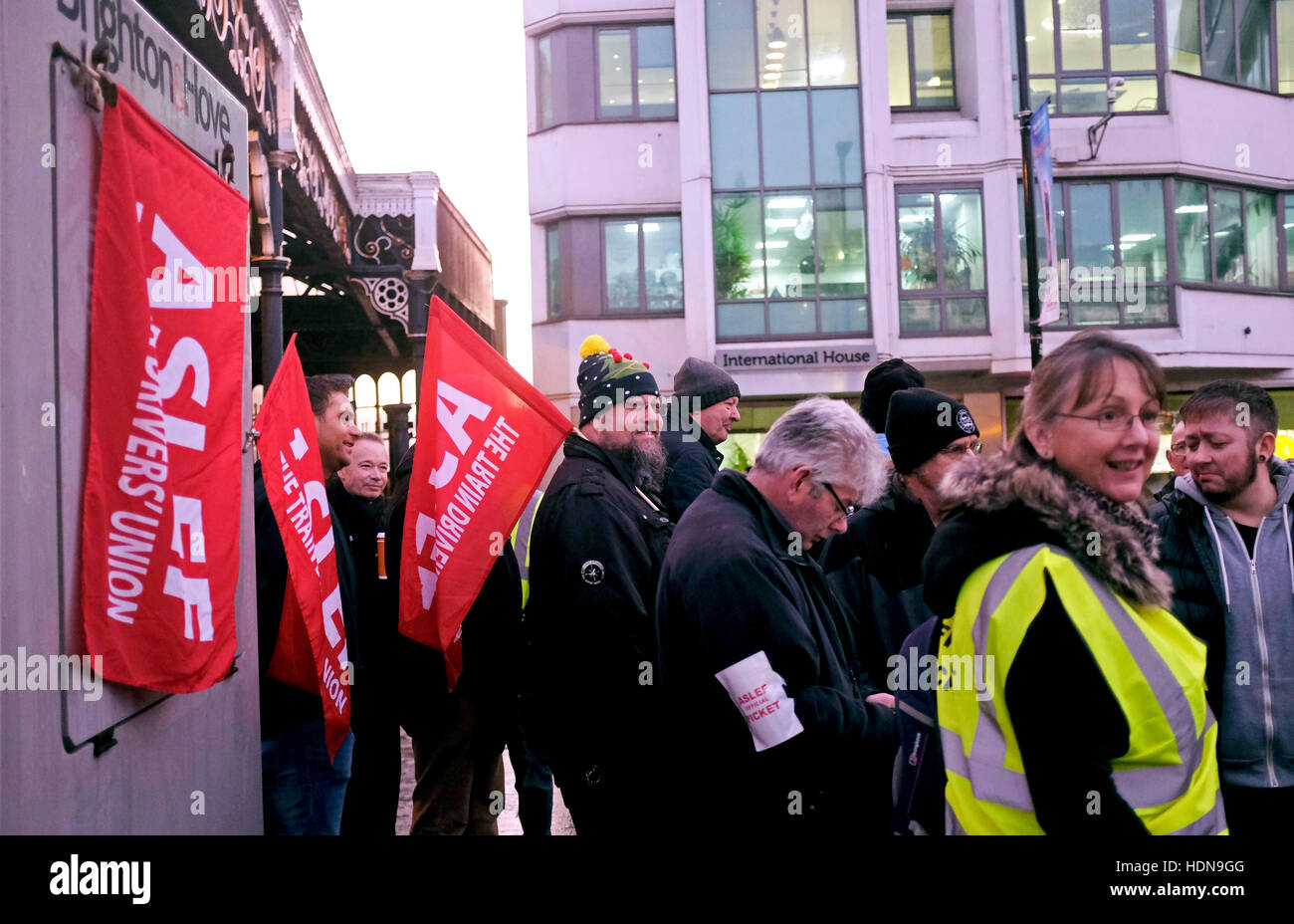 Brighton, Sussex, Regno Unito. Xiv Dic, 2016. Più interruzioni di viaggio per pendolari come membri della ASLEF e RMT sindacati sciopero fuori Stazione Ferroviaria di Brighton questa mattina come essi prendere azione industriale contro la rampa meridionale proposte per azionare il conducente solo treni . I negoziati sono in corso tra i sindacati e la gestione più tardi nella giornata per tentare di risolvere l'annosa controversia Credito: Simon Dack/Alamy Live News Foto Stock