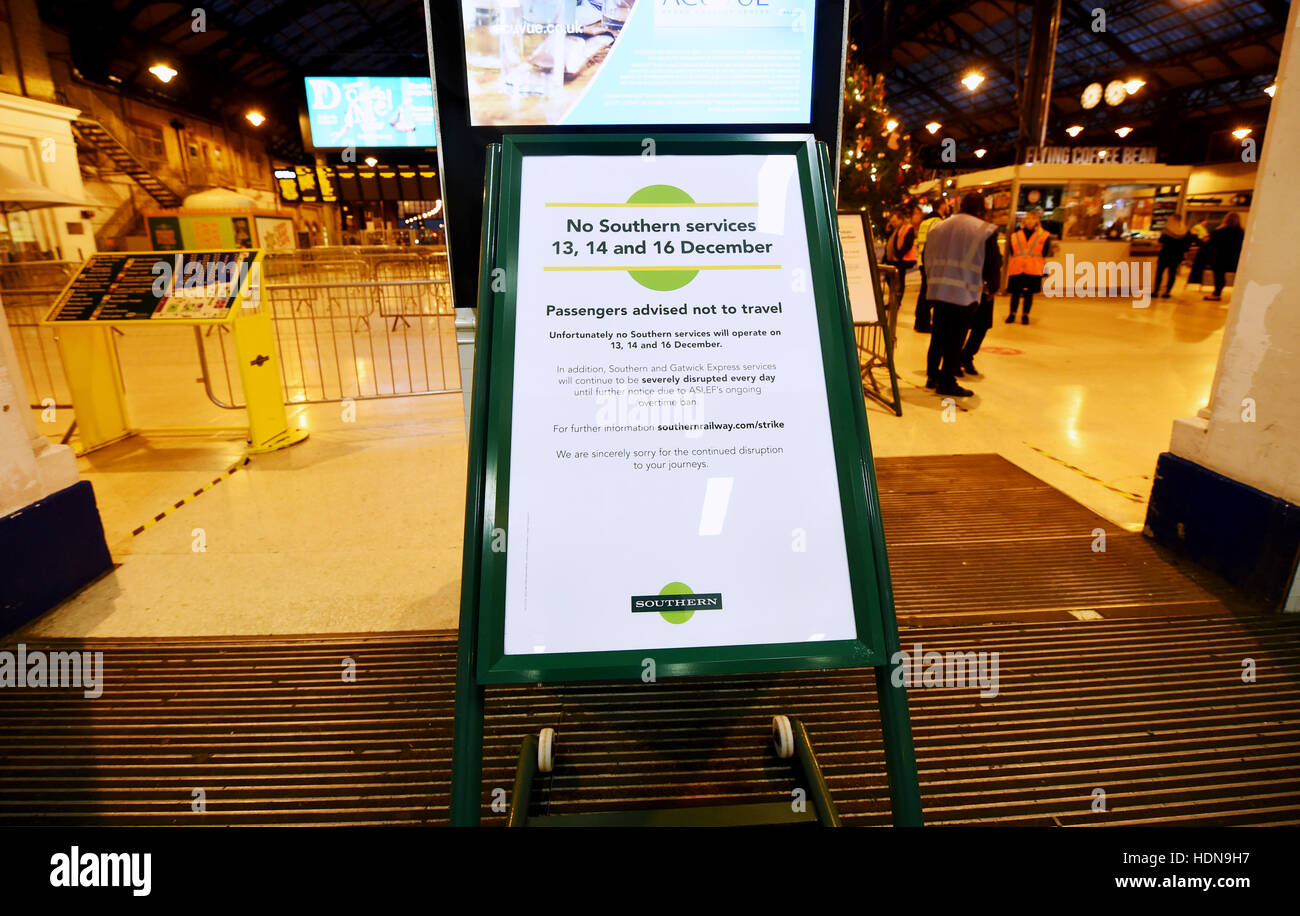 Brighton, Sussex, Regno Unito. Xiv Dic, 2016. No sud della ferrovia treni alla stazione ferroviaria di Brighton questa mattina come membri della ASLEF e RMT sindacati continuano la loro azione di colpo contro le proposte di operare solo per il driver di treni . I negoziati sono in corso tra i sindacati e la gestione più tardi nella giornata per tentare di risolvere l'annosa controversia Credito: Simon Dack/Alamy Live News Foto Stock