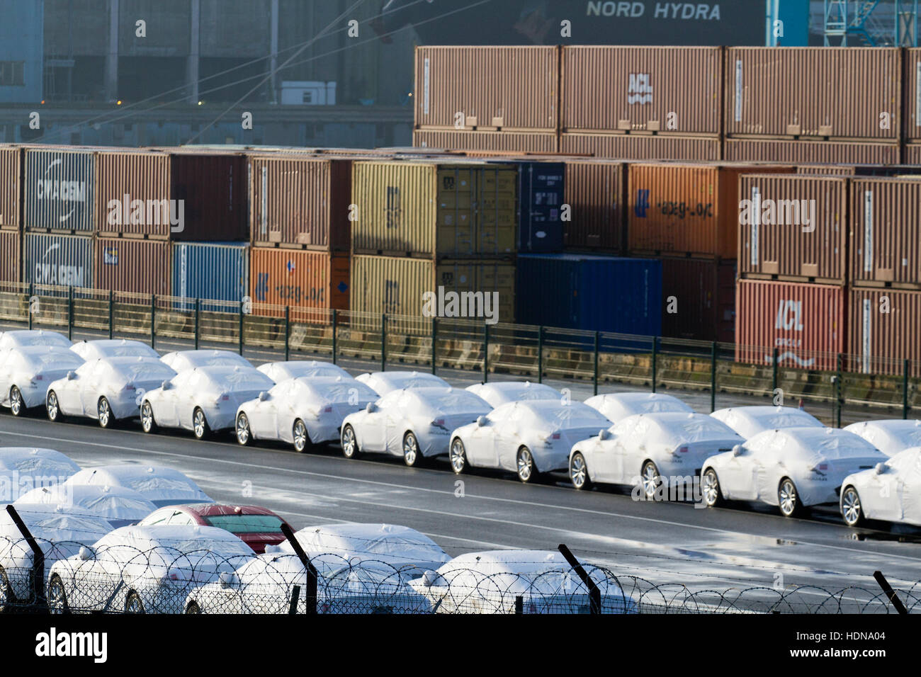 Le esportazioni del Regno Unito, Liverpool Freeport, 14 dic 2016. Una caduta della sterlina britannica ha aumentato la domanda di prodotti del regno Unito. Questi Halewood fabbricato Jaguar veicoli sono pronti per essere caricati per il loro viaggio all'estero. Nonostante l'allarmismo UE su BREXIT, le esportazioni al di fuori del Regno Unito sono più forti che mai come importatori beneficiano del tasso di cambio. Foto Stock