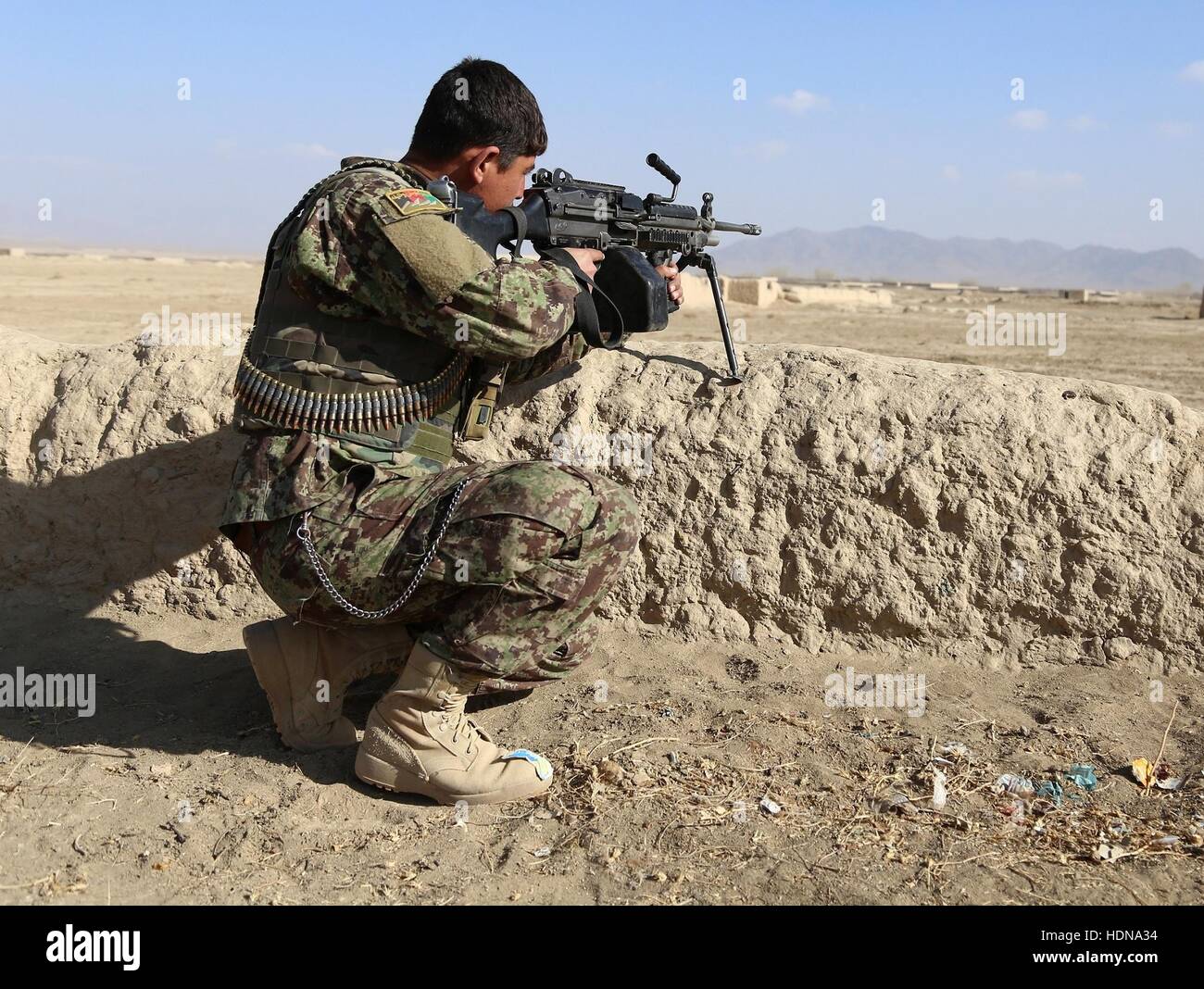 Provincia di Ghazni, Afghanistan. Il 14 dicembre, 2016. Un esercito afghano soldato prende parte in una operazione militare nella provincia di Ghazni, Afghanistan, Dic 14, 2016. Le forze di sicurezza nazionali afgane (ANSF) aveva ucciso 29 ribelli in 13 del paese l'34 province sin dall'inizio Martedì, il Ministero della Difesa ha detto Mercoledì. (Xinhua/Sayed Mominzadah) (HY) Credito: Xinhua/Alamy Live News Foto Stock