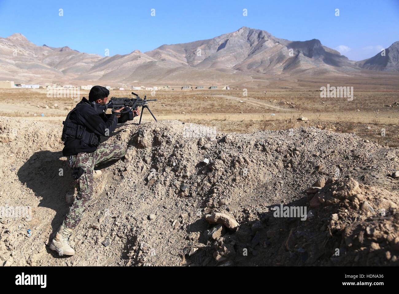 Provincia di Ghazni, Afghanistan. Il 14 dicembre, 2016. Un esercito afghano soldato prende parte in una operazione militare nella provincia di Ghazni, Afghanistan, Dic 14, 2016. Le forze di sicurezza nazionali afgane (ANSF) aveva ucciso 29 ribelli in 13 del paese l'34 province sin dall'inizio Martedì, il Ministero della Difesa ha detto Mercoledì. (Xinhua/Sayed Mominzadah) (HY) Credito: Xinhua/Alamy Live News Foto Stock