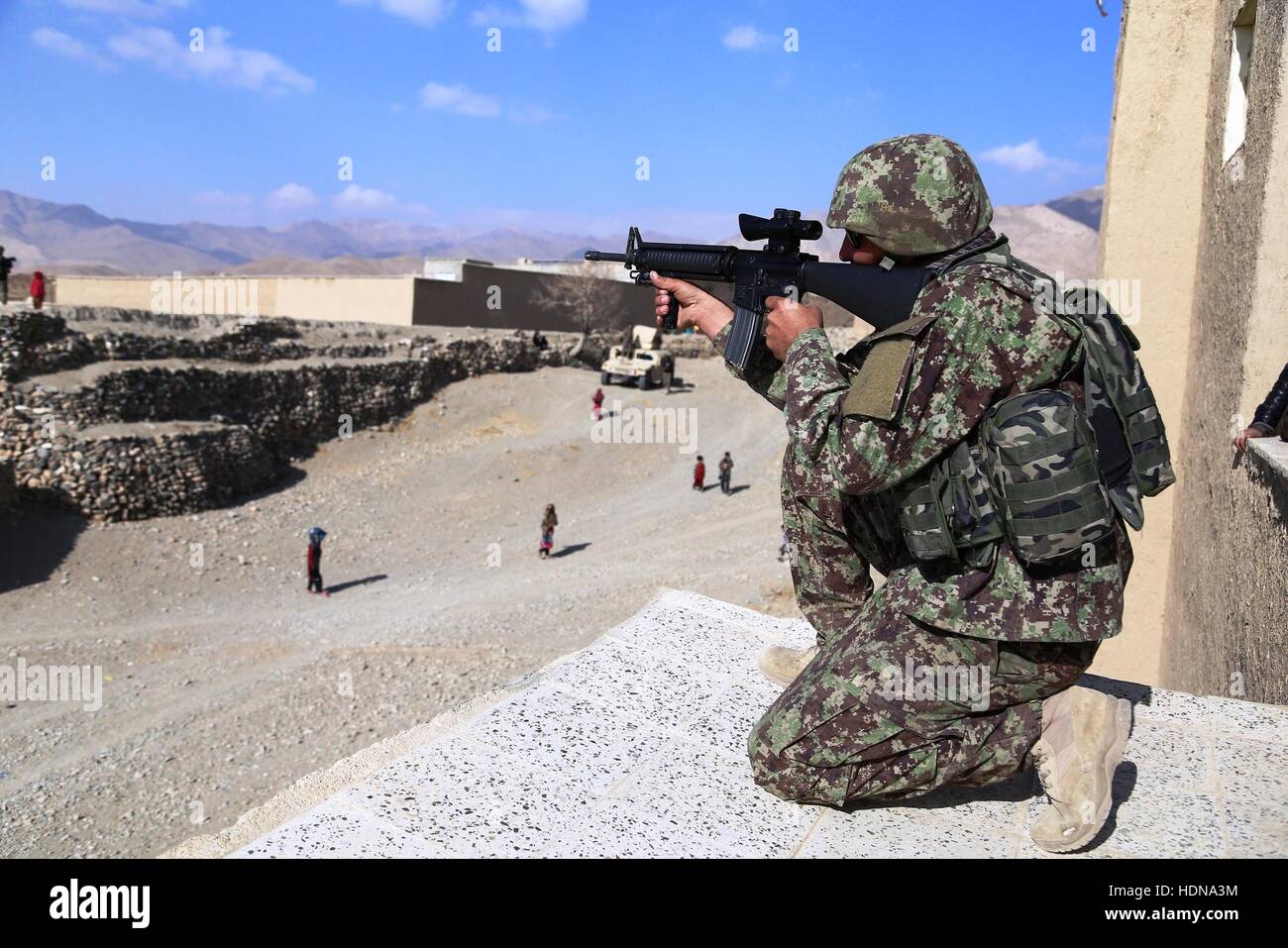 Provincia di Ghazni, Afghanistan. Il 14 dicembre, 2016. Un esercito afghano soldato prende parte in una operazione militare nella provincia di Ghazni, Afghanistan, Dic 14, 2016. Le forze di sicurezza nazionali afgane (ANSF) aveva ucciso 29 ribelli in 13 del paese l'34 province sin dall'inizio Martedì, il Ministero della Difesa ha detto Mercoledì. (Xinhua/Sayed Mominzadah) (HY) Credito: Xinhua/Alamy Live News Foto Stock
