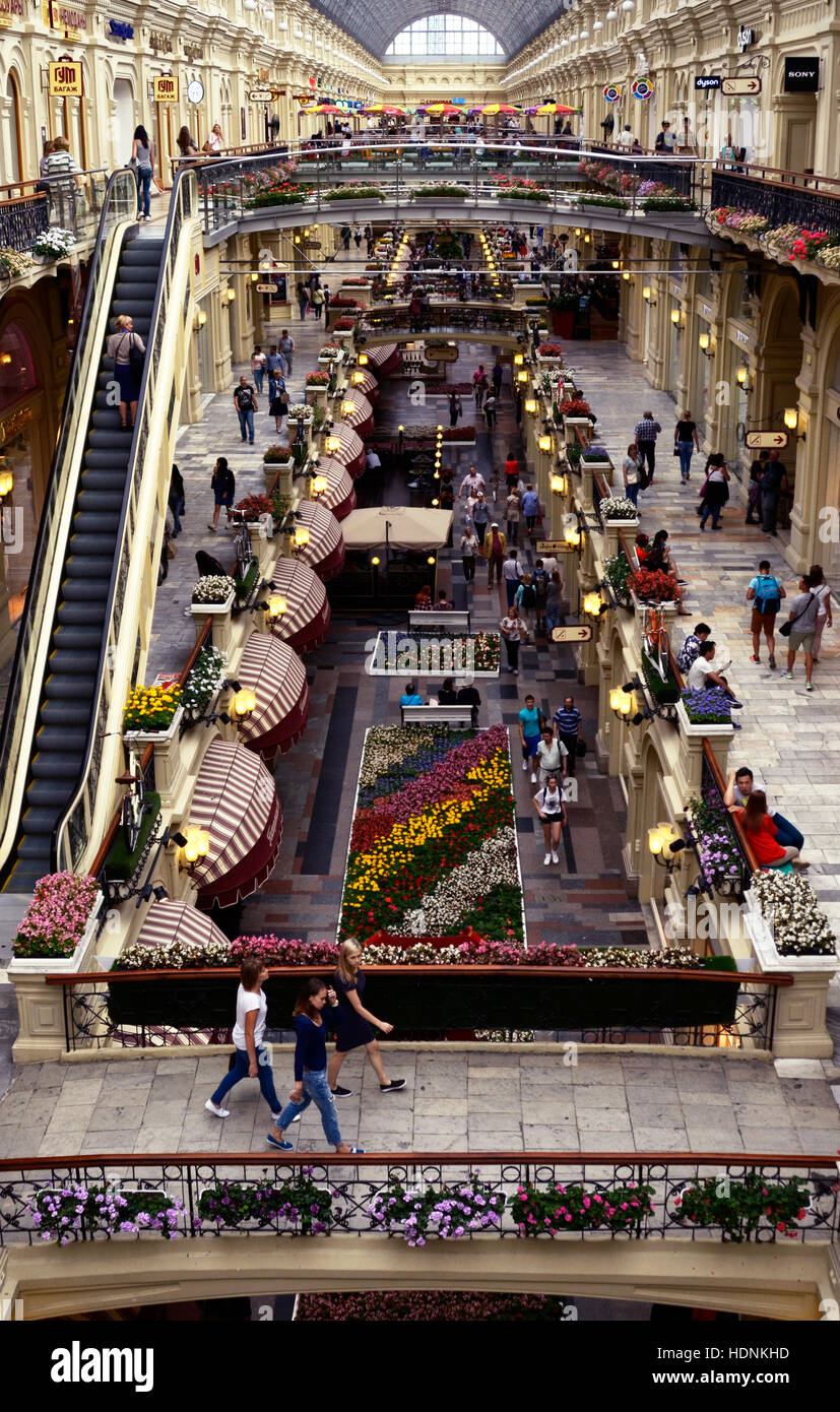Mosca, Russia - Luglio Agosto 21, 2016 Vista delle gallerie al secondo e terzo piano ot che il Dipartimento di Stato Store (GUM) all'interno dal di sopra Foto Stock