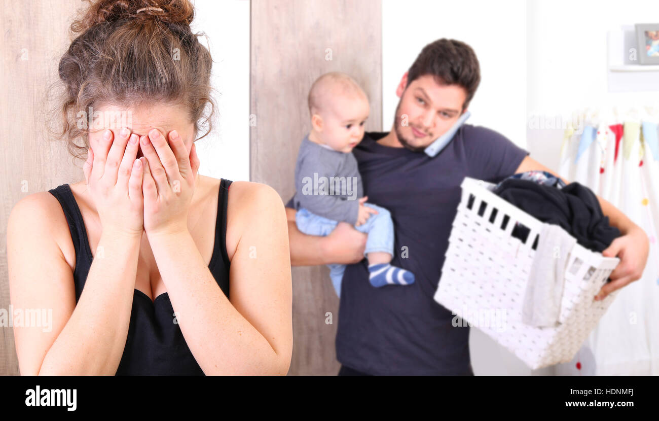 Il marito sopraffatti da prendere cura di tutto da soli, perché sua moglie soffre di depressione post-parto Foto Stock