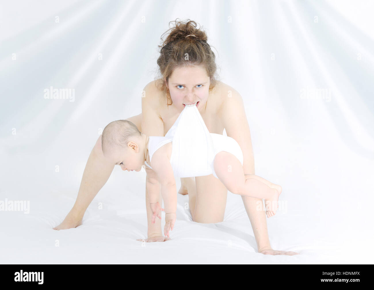 La madre che porta il suo bambino come un predatore - Concetto di madre istinto Foto Stock