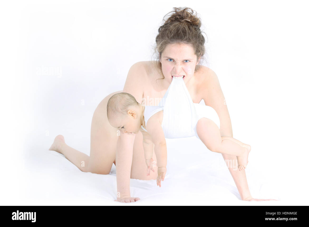 La madre che porta il suo bambino come un predatore - Concetto di madre istinto Foto Stock