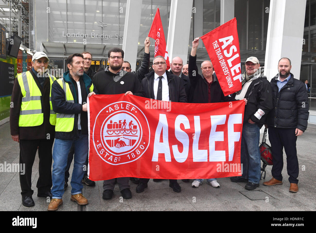 Un Aslef picket linea alla stazione di London Bridge come uno sciopero dei macchinisti sulla Ferrovia Meridionale, in una disputa di driver-solo treni, storpi migliaia di servizi ha causato la miseria per centinaia di migliaia di passeggeri. Foto Stock