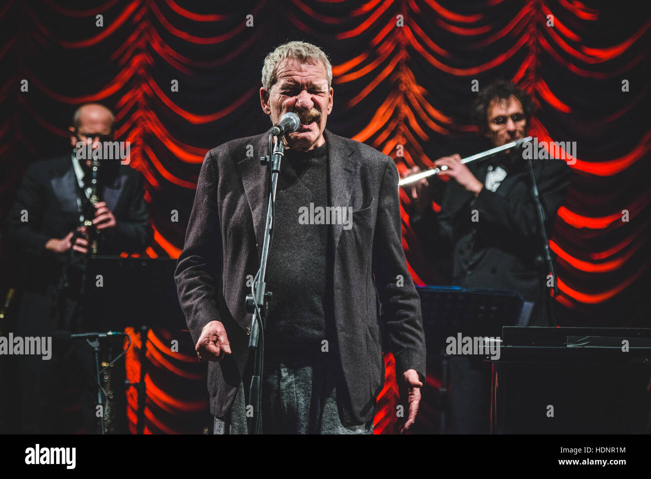 Torino, Italia. 12 Dic, 2016. Paolo Conte suonare dal vivo presso il Teatro Regio per un concerto di beneficenza in memoria di Alberto Musy, un politico ucciso nel 2012. Credito: Alessandro Bosio/Pacific Press/Alamy Live News Foto Stock