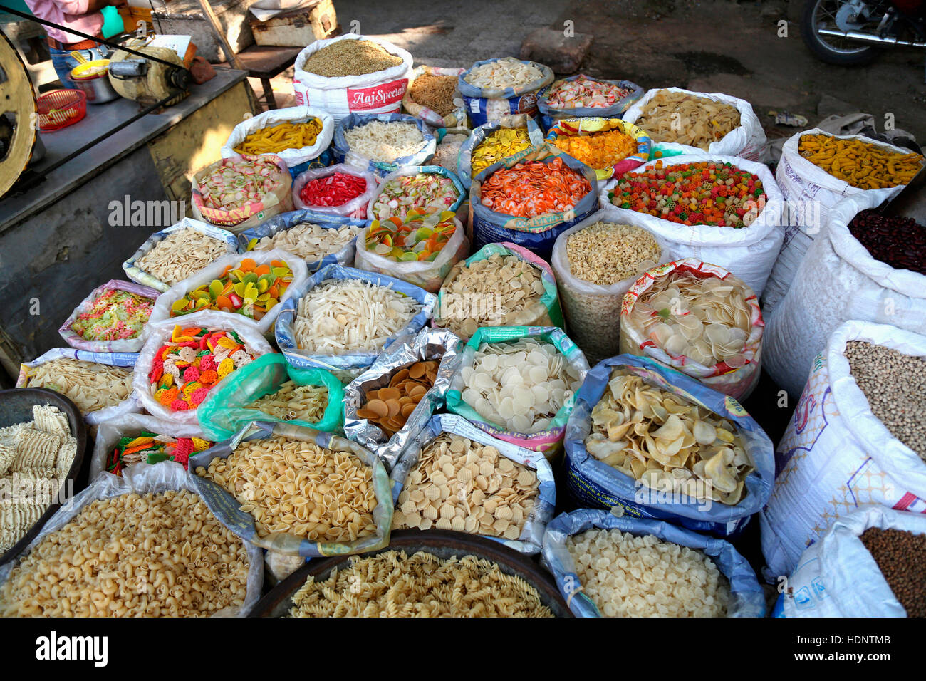 Pietanze e spuntini per la vendita su un camion nella strada del mercato di Ajmer, Rajasthan, India Foto Stock