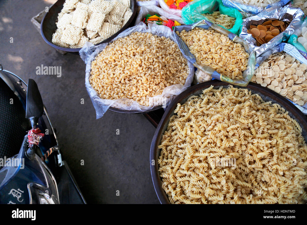 Pietanze e spuntini per la vendita su un camion nella strada del mercato di Ajmer, Rajasthan, India Foto Stock