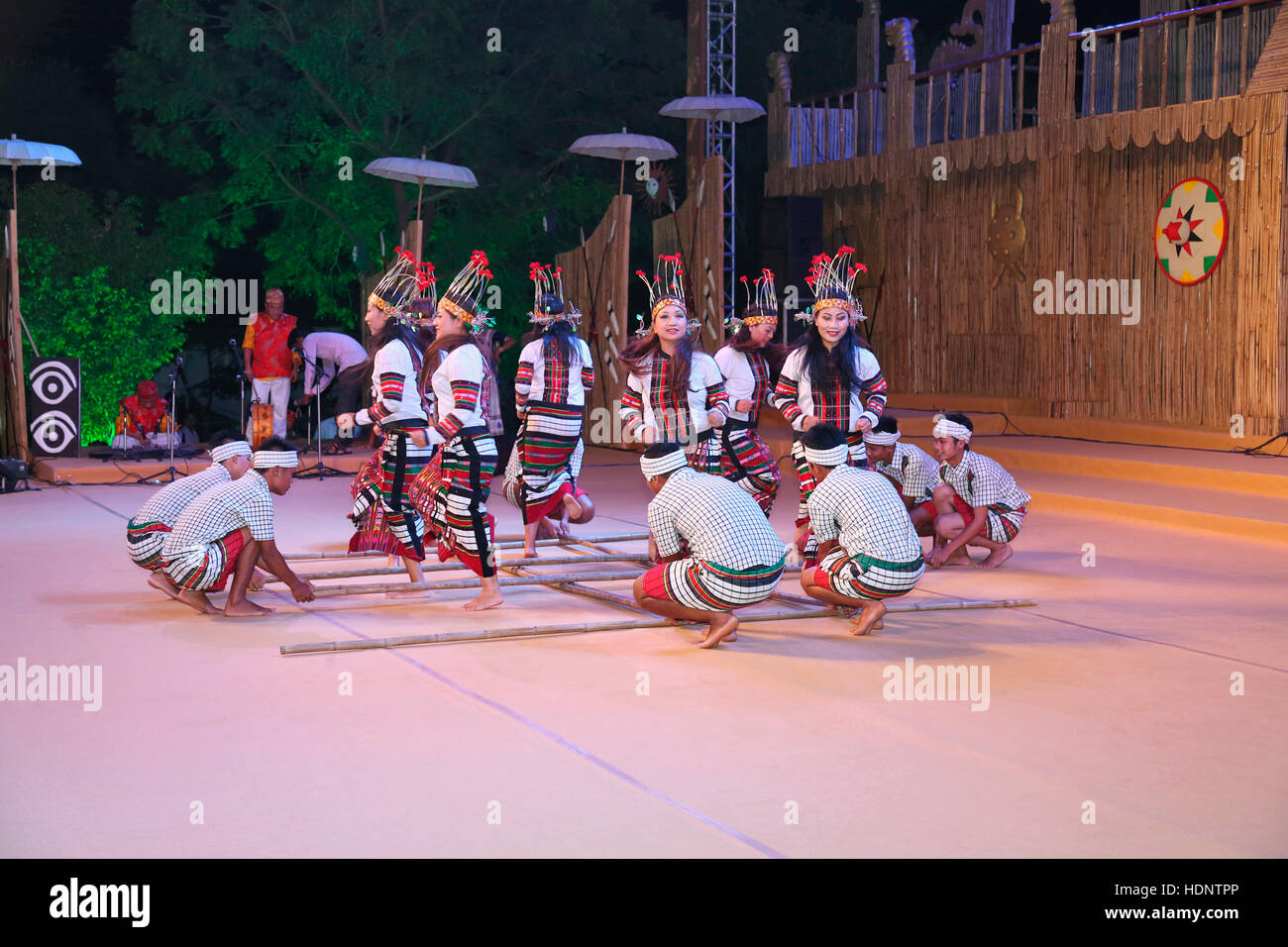 Il Mizoram Danzatori tribali di eseguire la tradizionale danza Cheraw ( Bamboo dance ).Colorata e distintivo di danza di Mizos che è caratterizzato dal fatto che la Foto Stock