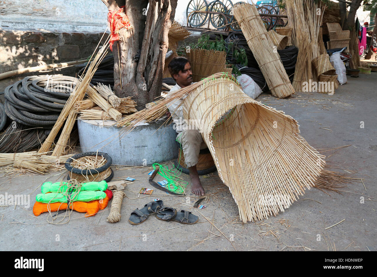 Il bambù mudda sgabello e sedia maker di Anna Sagar Ghati Ganj , Ajmer, Rajasthan, India Foto Stock