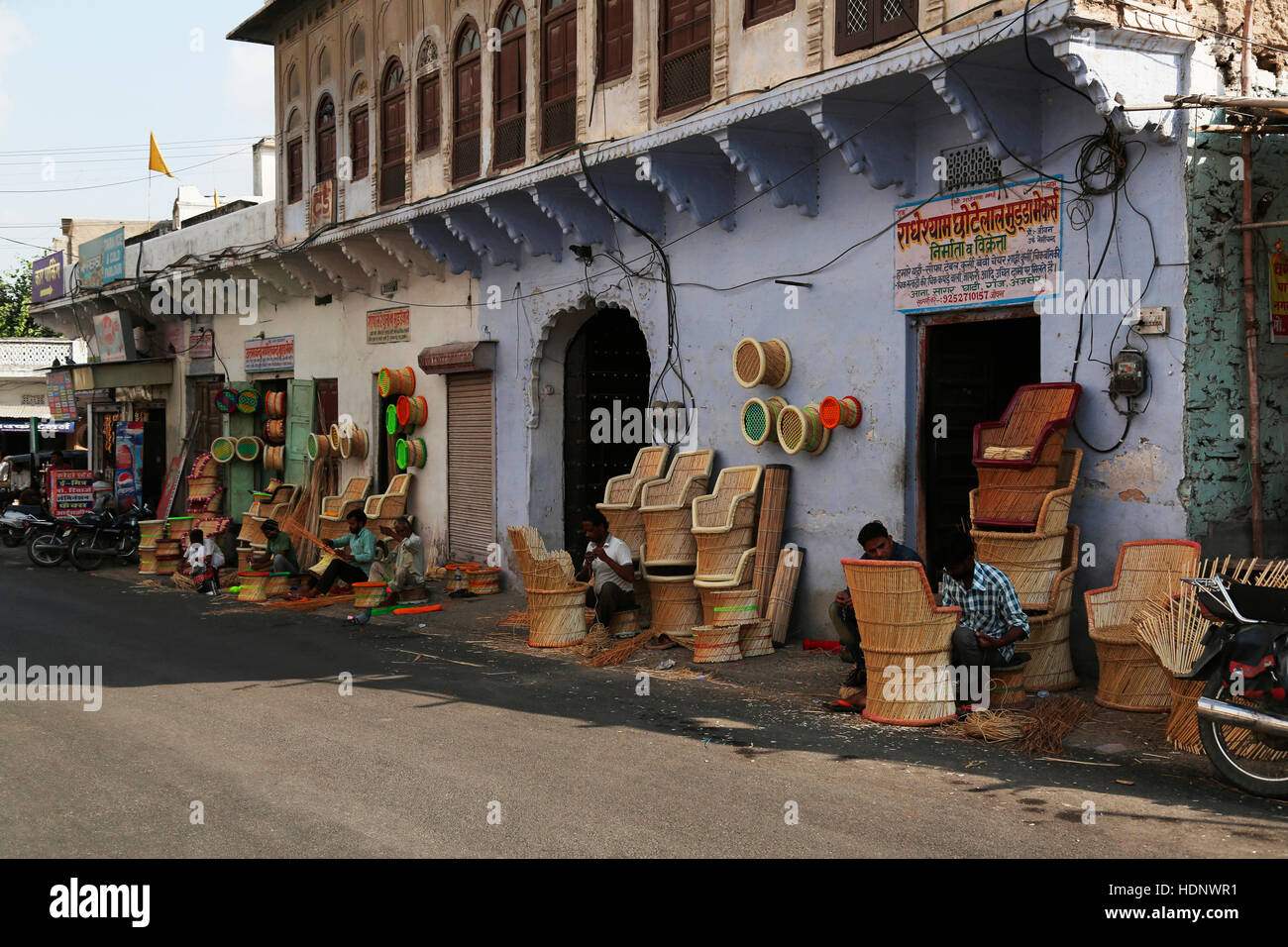 Il bambù mudda sgabello e sedia maker di Anna Sagar Ghati Ganj , Ajmer, Rajasthan, India Foto Stock