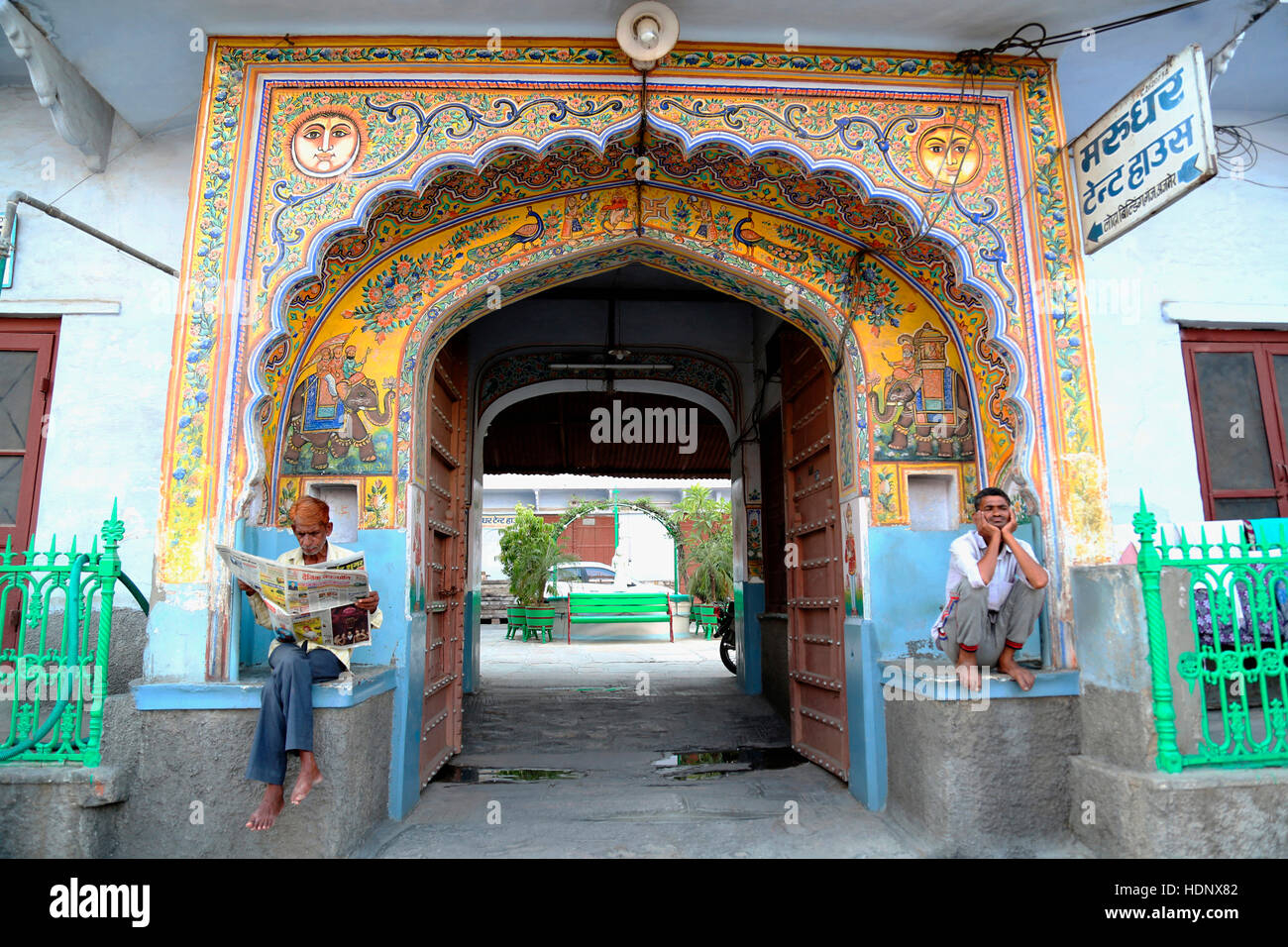 La pittura tradizionale sul cancello di ingresso di edificio Lodha Ganj , Ajmer , Rajasthan in India Foto Stock