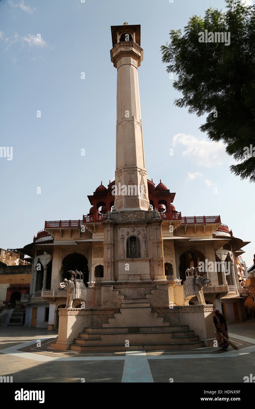 Tempio rosso o Nasiyan Jain Temple View. Splendidamente e artisticamente disegnato 82 piedi Manastambha alta. Foto Stock