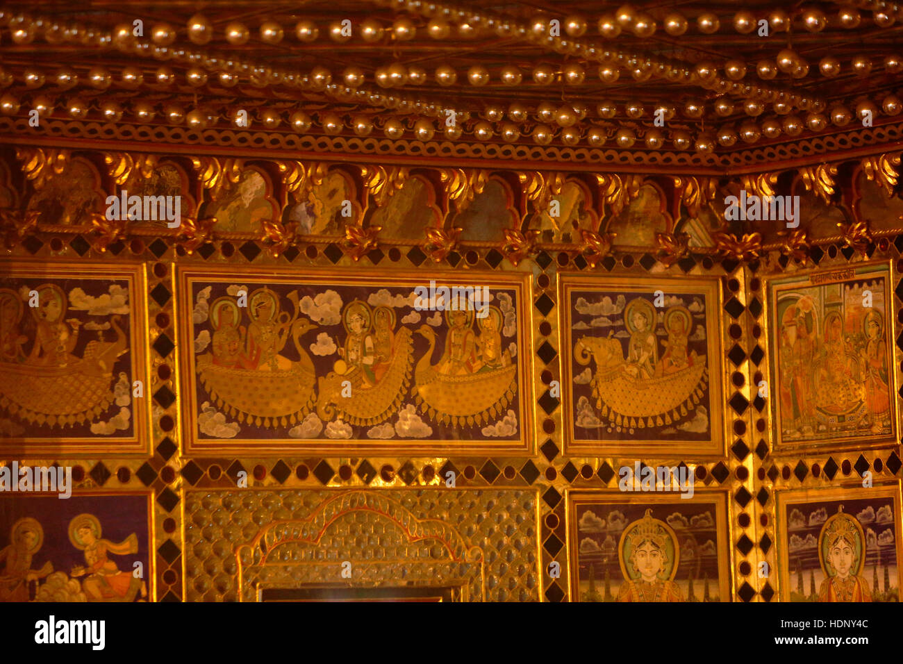 Vista interna di Soni Ji Ki Nasiyan. La camera principale, noto come Swarna Nagari città di oro, ha diversi placcato oro a figure in legno raffigurante severa Foto Stock