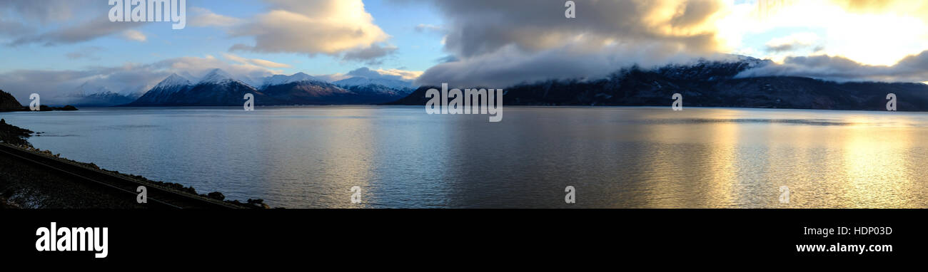 Fiume e Montagna Panorama in Alaska Foto Stock