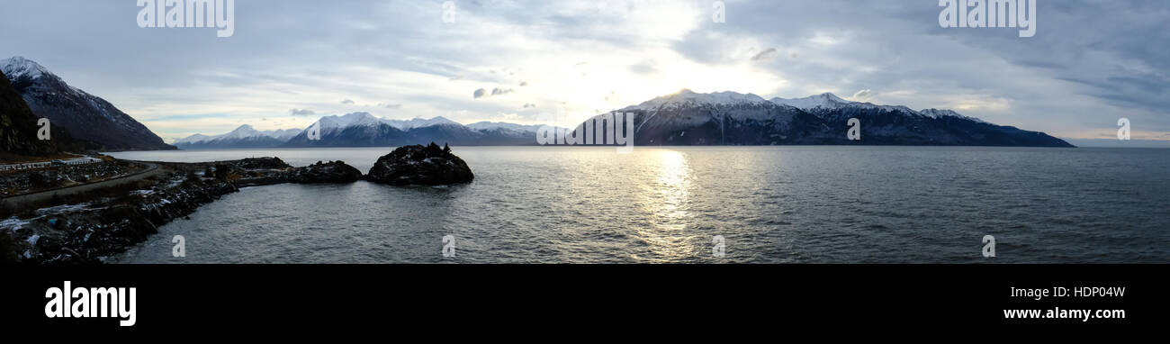 Fiume e Montagna Panorama in Alaska Foto Stock