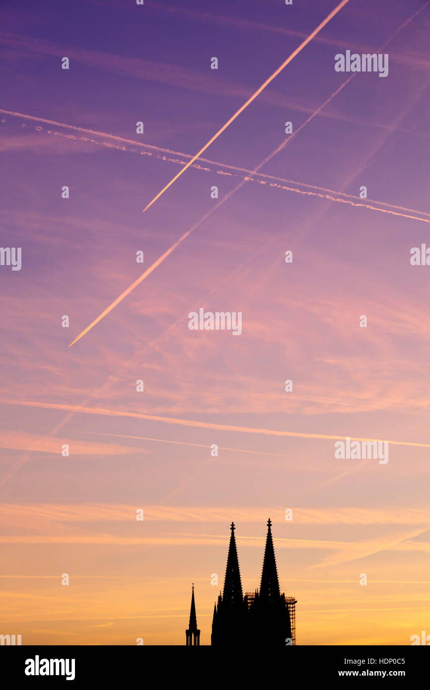 L'Europa, in Germania, in Renania settentrionale-Vestfalia, Colonia, le scie di condensazione sopra la cattedrale di Colonia. Foto Stock