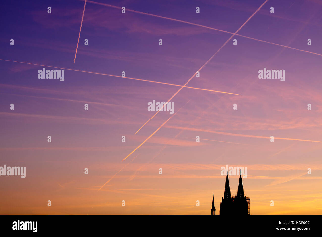 L'Europa, in Germania, in Renania settentrionale-Vestfalia, Colonia, le scie di condensazione sopra la cattedrale di Colonia. Foto Stock