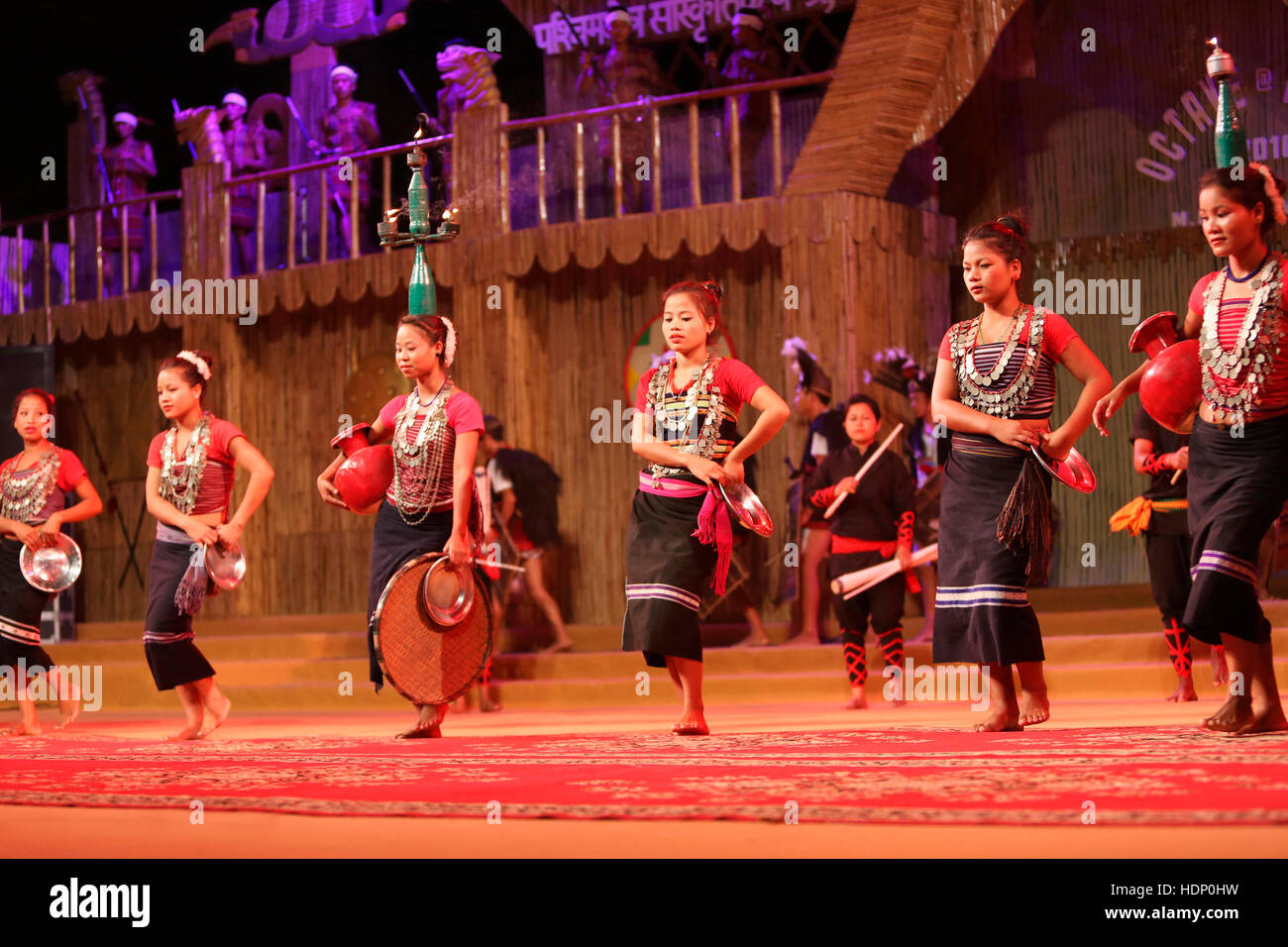 Bru Tripura ragazze tribali di eseguire la tradizionale danza Hojagiri. Festival tribali in Ajmer, Rajasthan, India Foto Stock