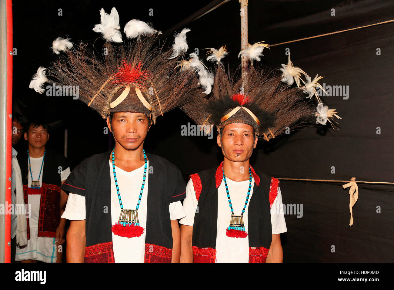 Adi uomini tribali con tradizionale copricapo da Arunachal Pradesh in India. Festival tribali in Ajmer, Rajasthan, India Foto Stock