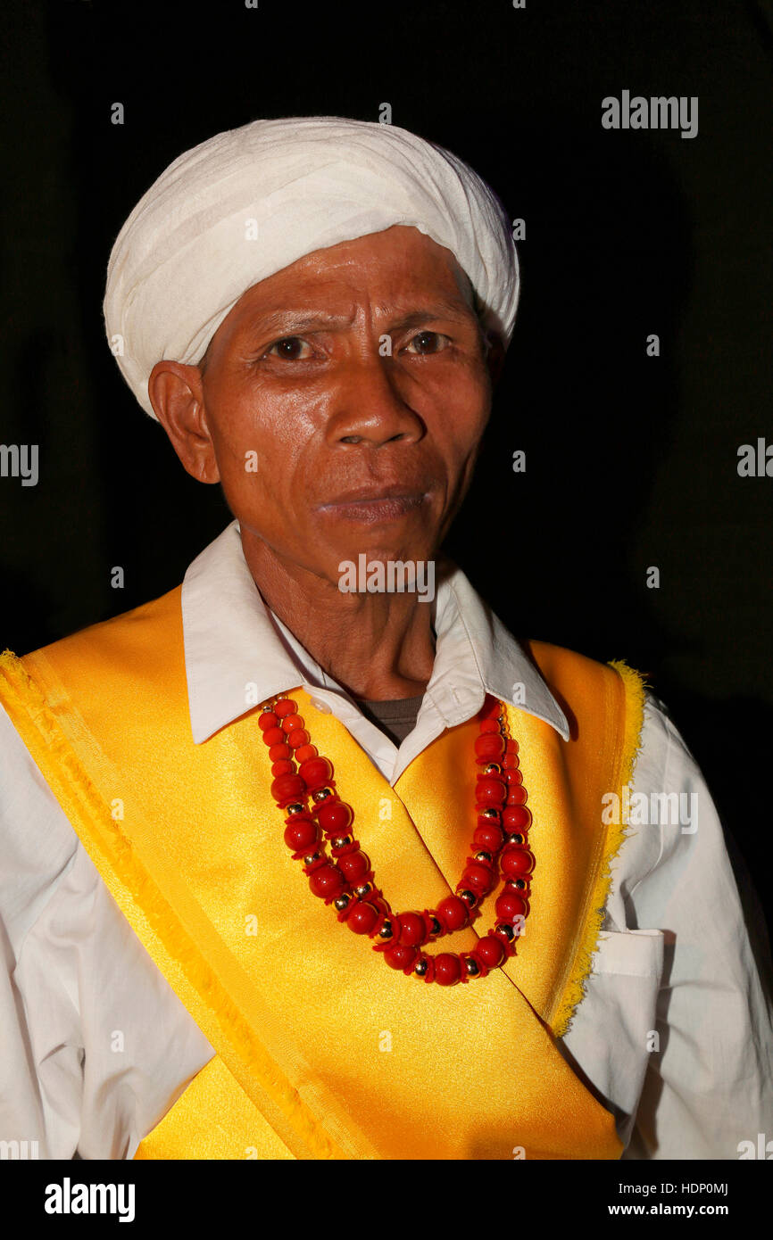 Khasi uomo tribale in vestito tradizionale. Festival tribale ad Ajmer, Rajasthan, India. Facce rurali dell'India Foto Stock