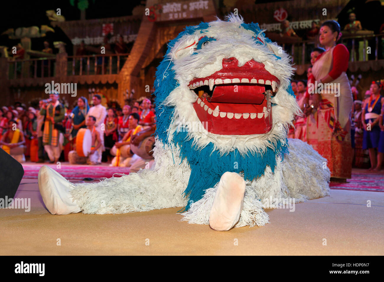 Uomo di eseguire Singi tradizionali Cham danza del Sikkim. Festival tribali in Ajmer, Rajasthan, India Festival tribali in Ajmer, Rajasthan, India Foto Stock