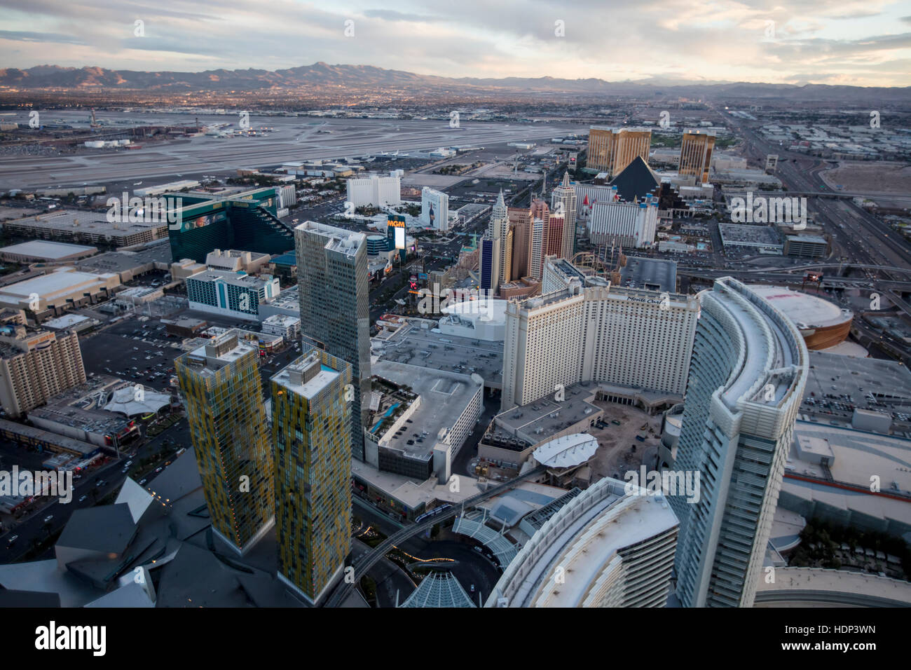 Vista aerea della striscia di notte, Las Vegas, Nevada, STATI UNITI D'AMERICA Foto Stock