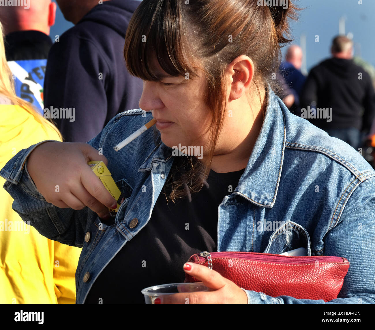 Donna con la sigaretta in bocca. Foto Stock