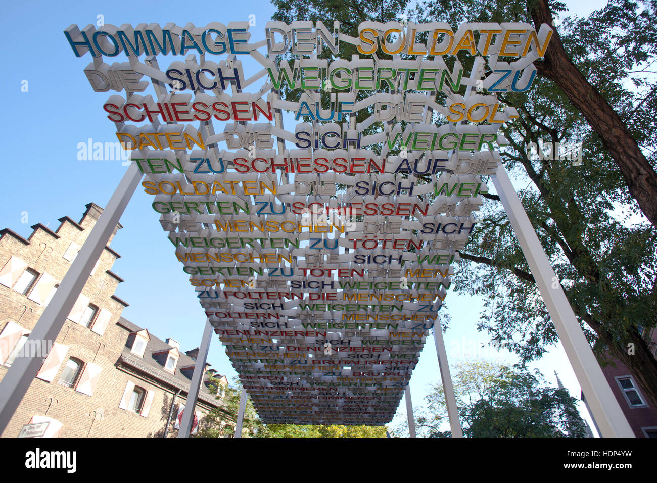 Germania, Colonia, monumento per le vittime del nazismo tedesco la giustizia militare dall'artista svizzero Ruedi Baur Foto Stock