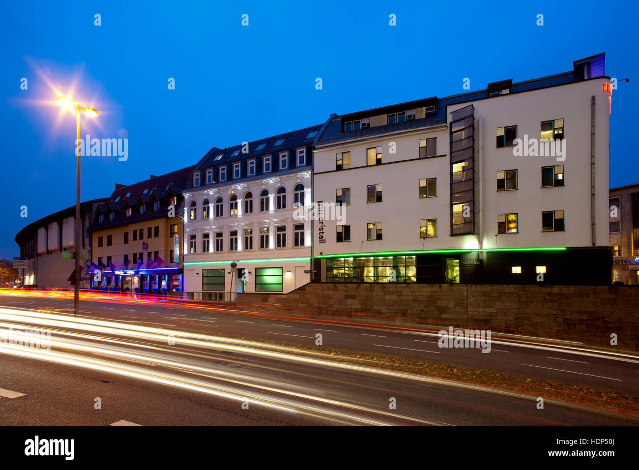 L'Europa, in Germania, in Renania settentrionale-Vestfalia, Colonia, traffico di sera sul Ursula Street, l'Hotel Cristall. Foto Stock