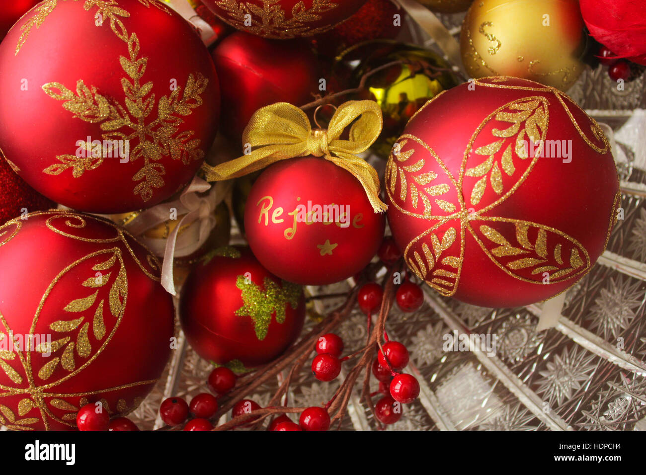Decorativo palle di Natale in una ciotola di cristallo, incentrata sulla parola centrata 'rejoice." fotografato dal di sopra. Foto Stock