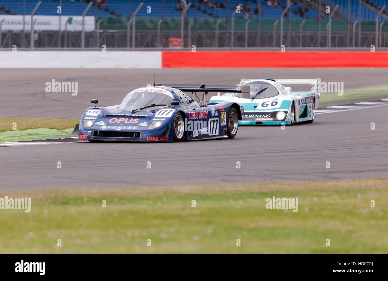 Frank Lione in un 1989, ald C289 conduce Trevor Reeves in un Emka 84C competere nel gruppo C gara a Silverstone 2016 Classic Foto Stock