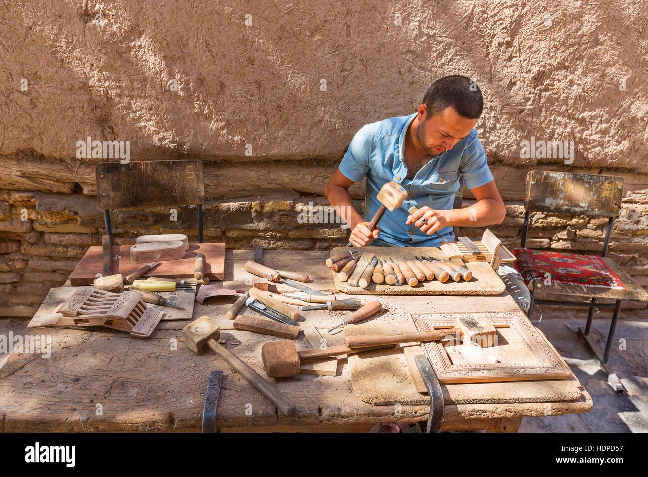 Artista che scultura il legno a Khiva, Uzbekistan. Foto Stock