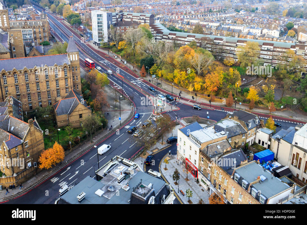 Vista aerea del 'Holborn Infermeria' (Campus Universitario) e Archway giratorie dalla parte superiore della torre di arcata, a nord di Londra, Regno Unito, novembre 2013. Foto Stock