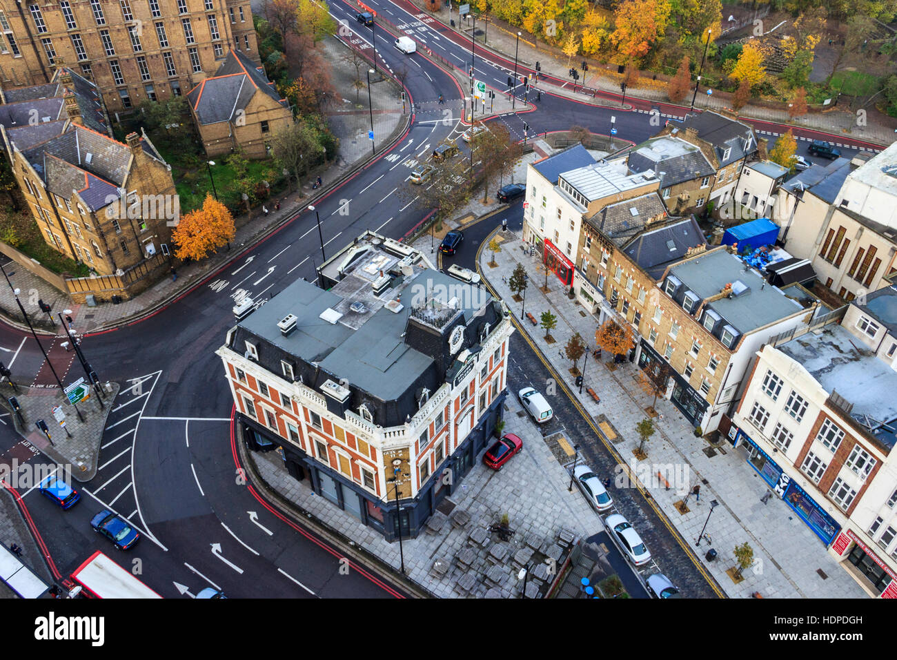 Vista aerea della taverna Archway e giratore dal tetto della torre Archway, Londra del nord, Regno Unito, novembre 2013. Foto Stock