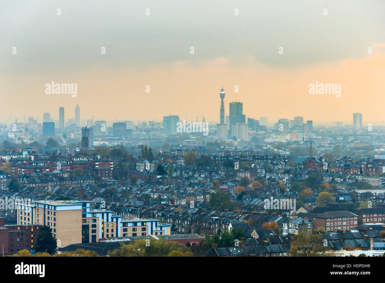 Inquinamento atmosferico su Londra dalla parte superiore della torre di arcata, a nord di Londra, Regno Unito Foto Stock