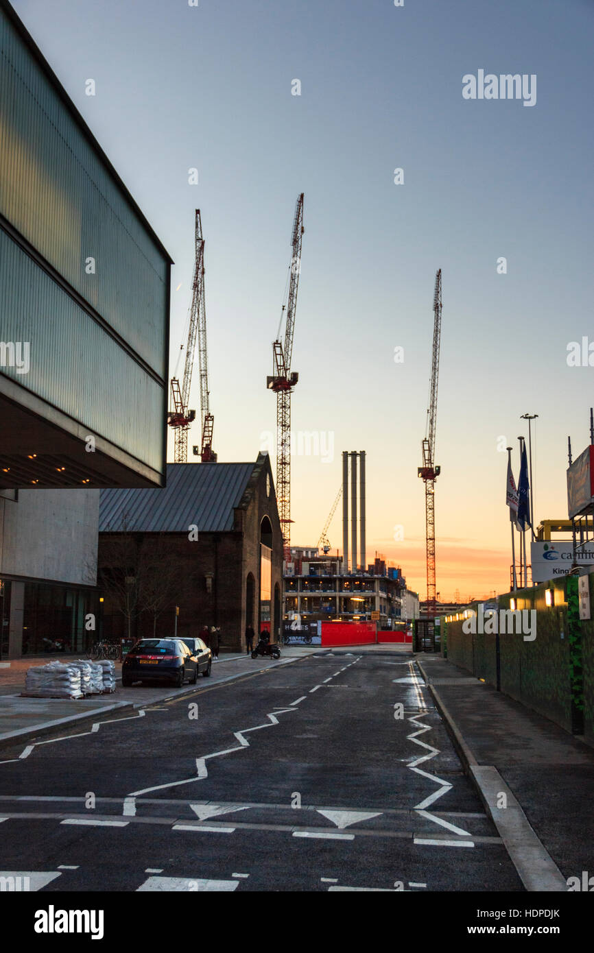 Vista della gru al tramonto lungo Handyside Street da York Way durante la riqualificazione di King's Cross, Londra, UK, Gennaio 2014 Foto Stock