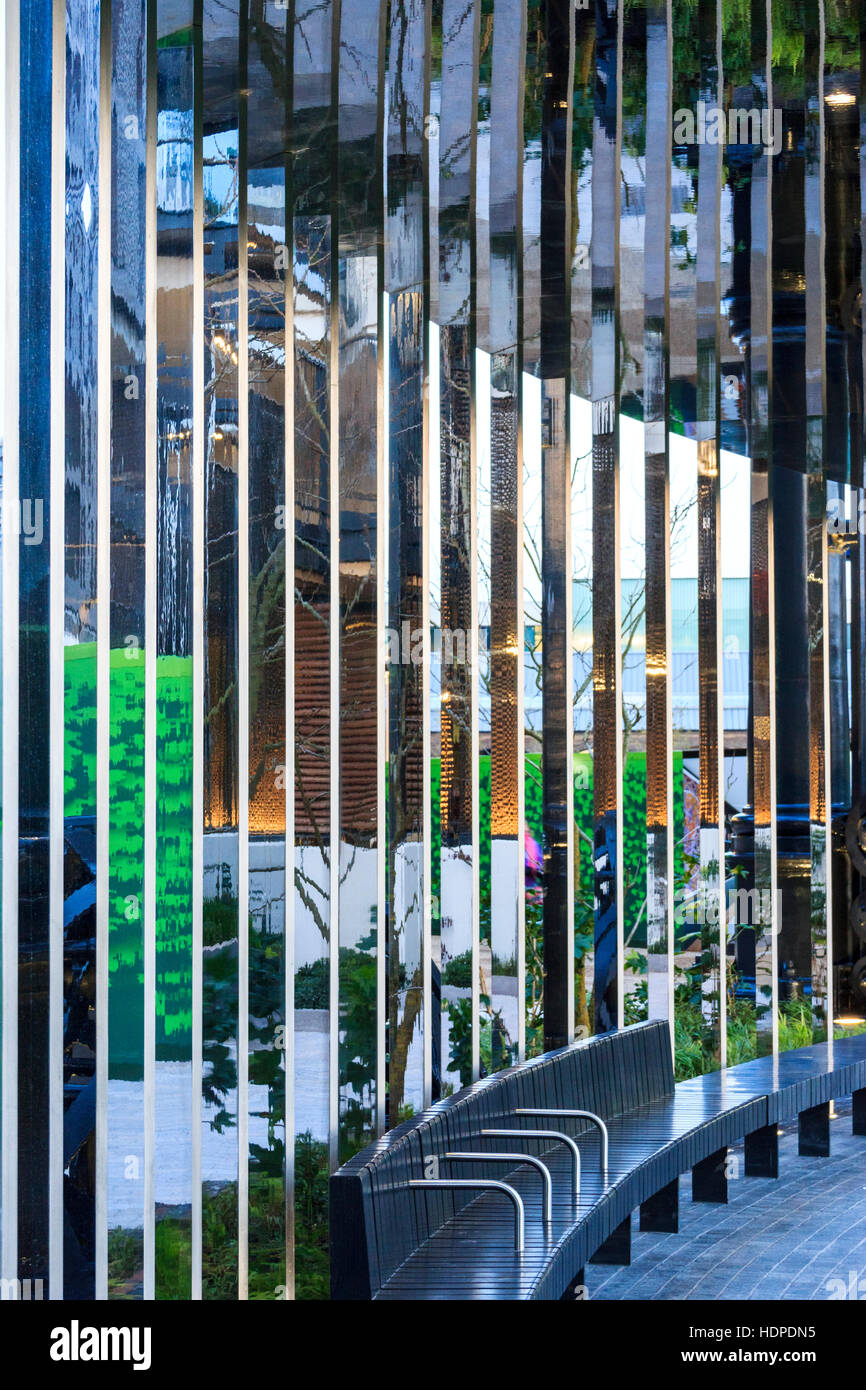 Riflessioni in colonne a specchio nel gasometro Park, l'interno di un edificio ristrutturato del gasometro a King's Cross, Londra, Regno Unito, 2015 Foto Stock