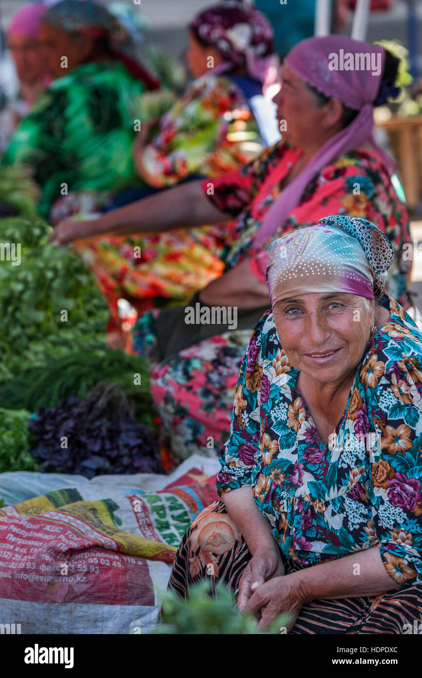 Le donne la vendita di ortaggi in Siab Bazar in Samarcanda, Uzbekistan. Foto Stock