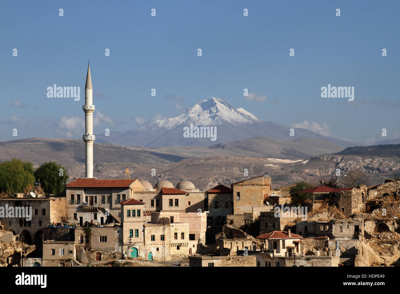 Vecchie case di Ortahisar, Cappadocia, la Turchia e il vulcano Erciyes sullo sfondo. Foto Stock
