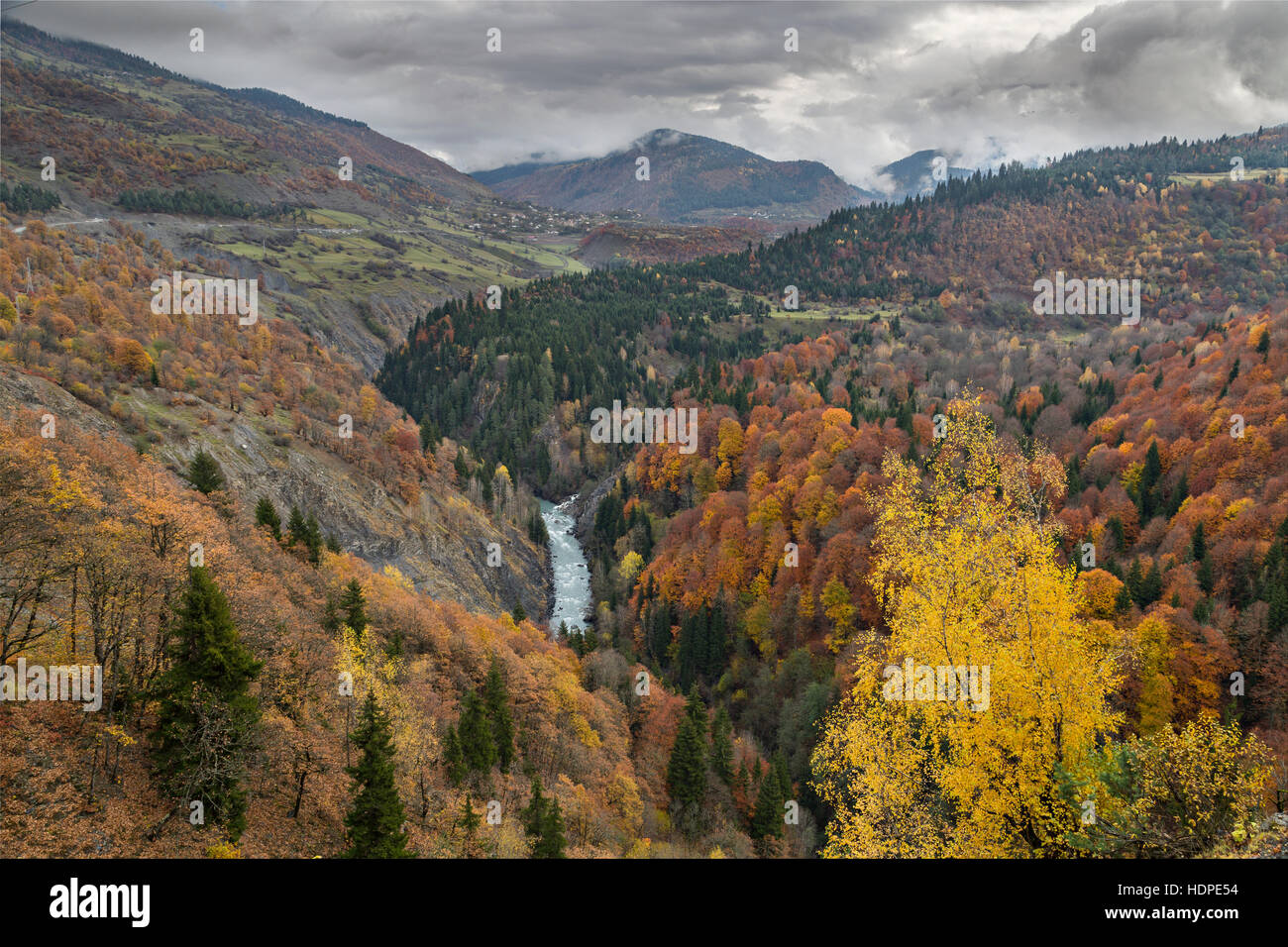 I colori dell'autunno nelle montagne del Caucaso in Georgia Foto Stock