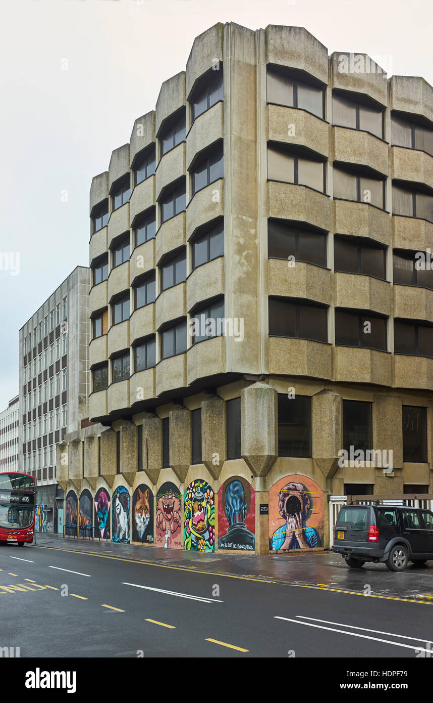 Katherine Street a Croydon con edificio in cemento brutalista Foto Stock