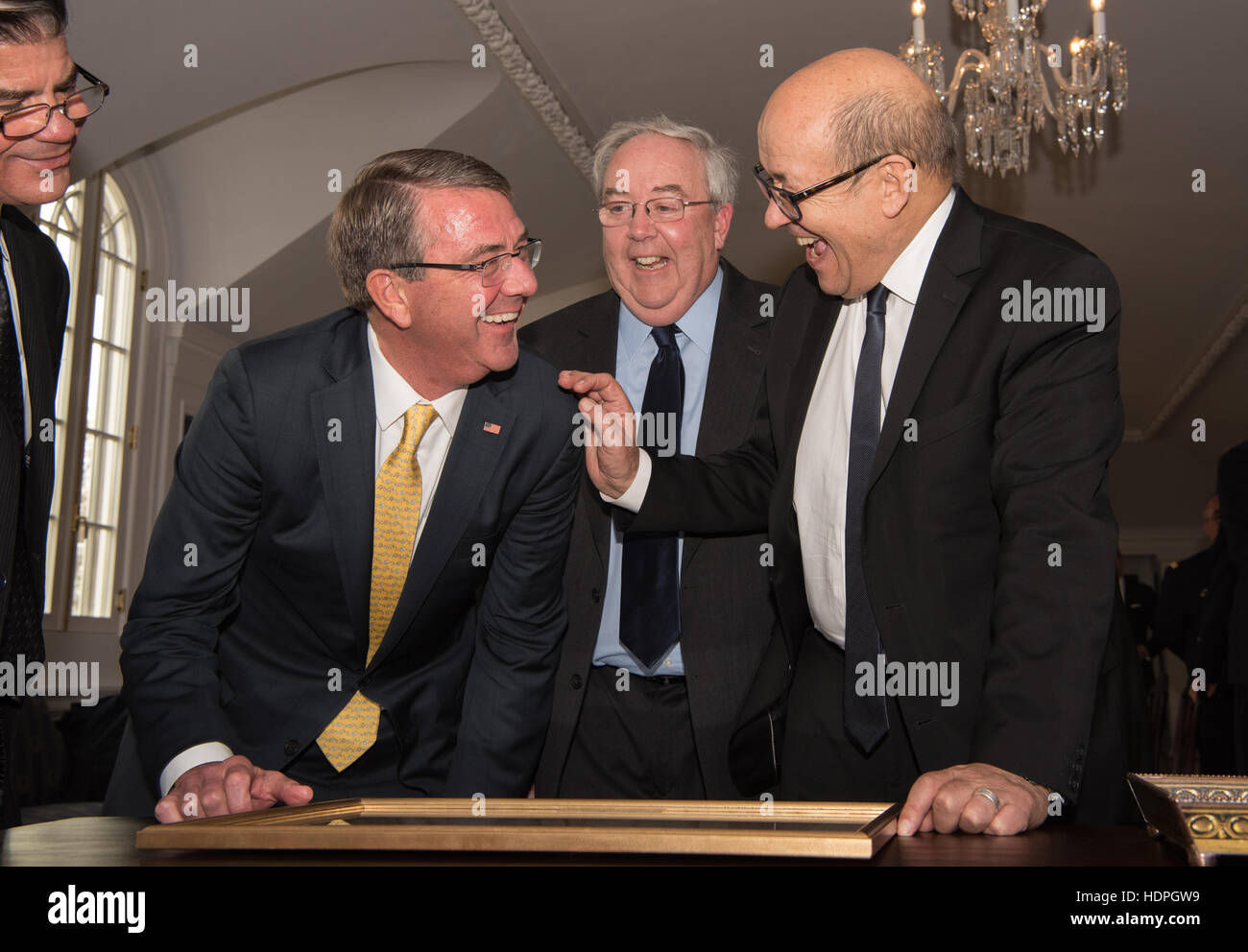 Stati Uniti Il Segretario della Difesa Ashton Carter incontra il Ministro francese della Difesa Jean-Yves Le Drian (destra) presso le Figlie della Rivoluzione Americana quartier generali nazionali Novembre 28, 2016 a Washington, DC. Foto Stock