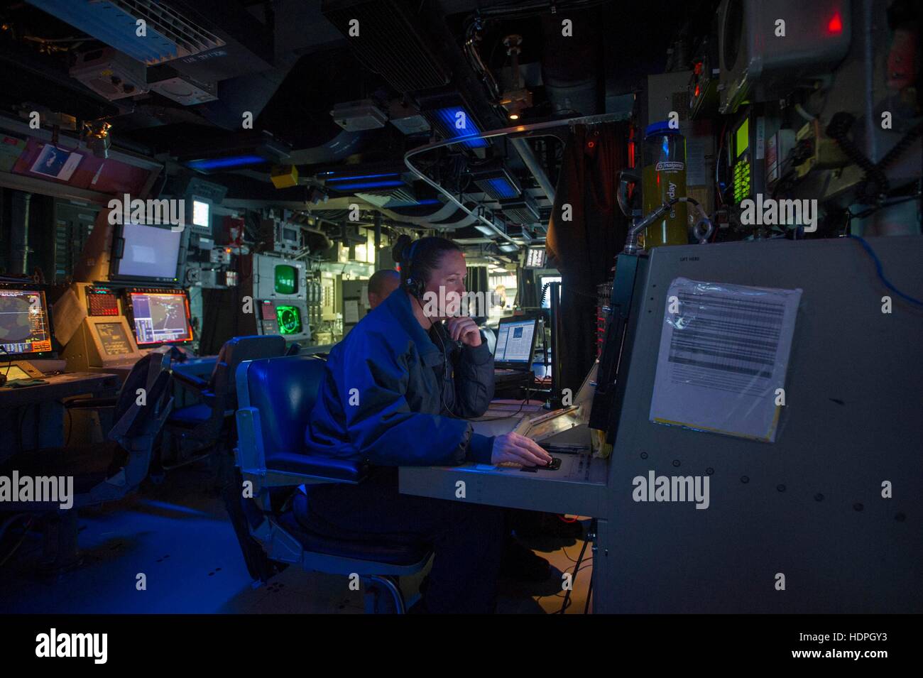 Un marinaio NEGLI STATI UNITI Le opere in superficie la tecnologia bellica stanza a bordo della USN Ticonderoga-class guidato-missili cruiser USS San Jacinto Novembre 27, 2016 nel Golfo Arabico. Foto Stock