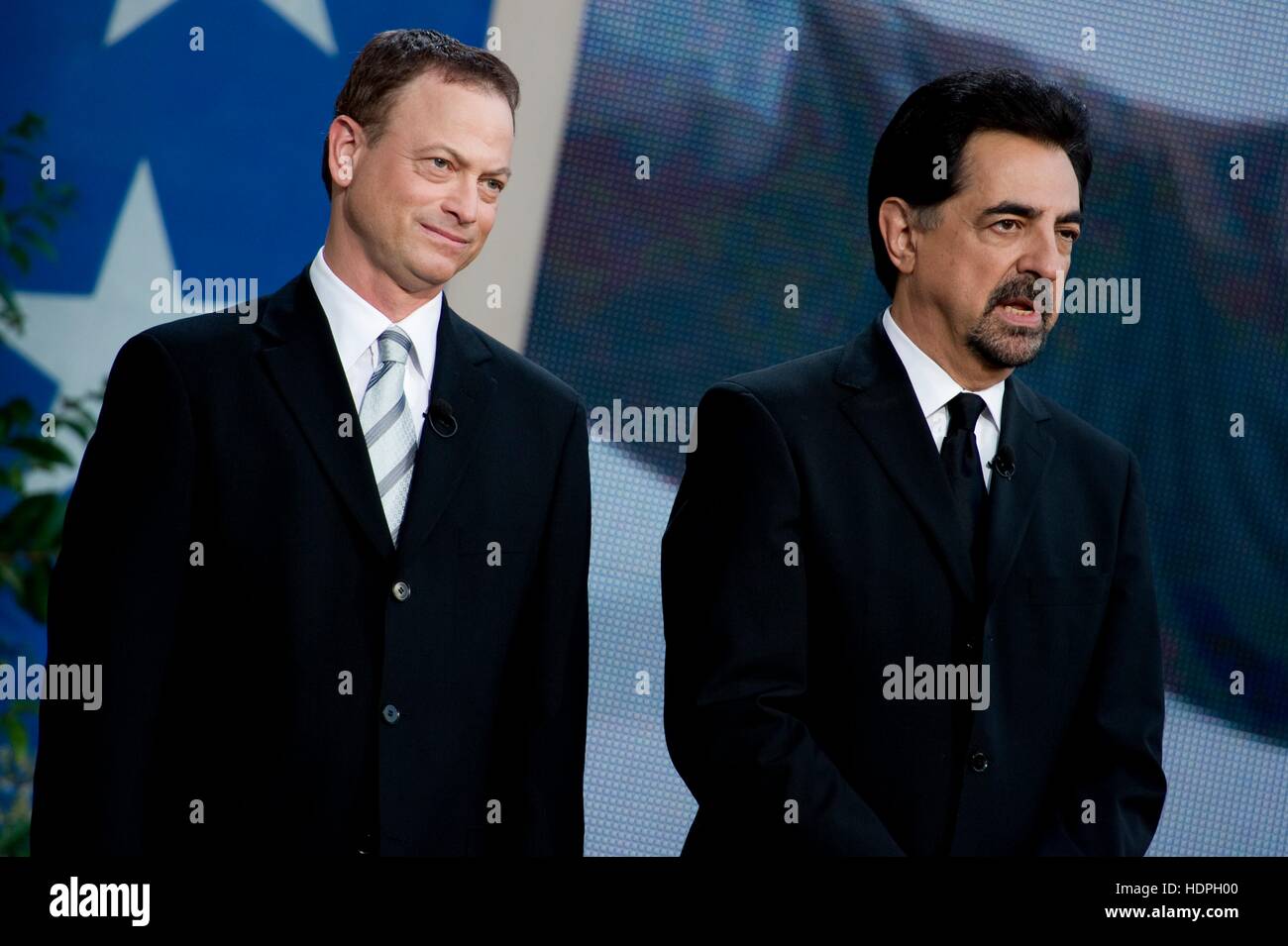 Attori Gary Sinise (sinistra) e Joe Mantegna co-host il National Memorial Day concerto su STATI UNITI Capitol Prato Ovest 30 Maggio 2016 a Washington, DC. Foto Stock